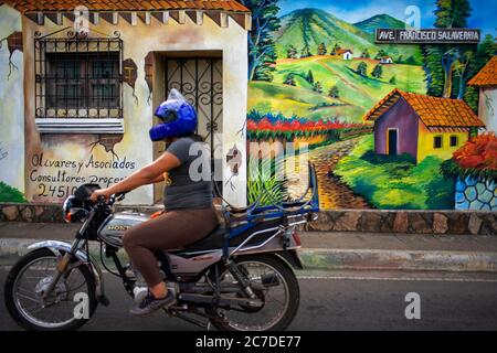 Motorrad und Wall Street Art Graffiti in Salcoatitan Sonsonate El Salvador Mittelamerika. Ruta De Las Flores, Abteilung Sonsonate. Stockfoto