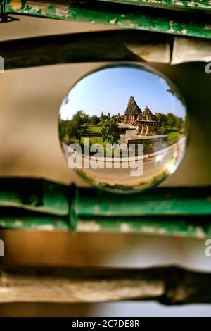 Nahaufnahme von Khajuraho Tempel in Indien spiegelt sich in einem Glaskugel Stockfoto