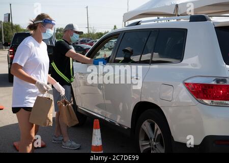 Dallas, Texas, USA. Juli 2020. Fast 45,000 Flaschen Handdesinfektionsmittel wurden in Dallas von Tito's Handmade Vodka gespendet, einem in Texas ansässigen Spirituosenunternehmen, das im März mit der Herstellung von Handdesinfektionsmitteln begann, um die Versorgung mit Desinfektionsmitteln während der Coronavirus-Pandemie zu erhöhen.Tito's hatte zuvor Handdesinfektionsmittel an Menschen in Pflegeheimen gespendet. Lebensmittelbanken und Krankenhäuser in mindestens 30 Bundesstaaten.Tito's hatte sich ursprünglich verpflichtet, 24 Tonnen Handdesinfektionsmittel zu machen, als Texans im März zum ersten Mal einen Mangel sahen. Diese Zahl hat sich auf mehr als 325 Tonnen Handdesinfektionsmittel erhöht. (Bild: © A Stockfoto