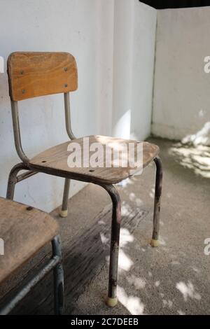 MATSUYAMA, JAPAN - 23. Sep 2019: Eine vertikale selektive Nahaufnahme eines braunen Holzstuhls Stockfoto