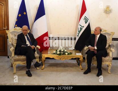 Bagdad, Irak. Juli 2020. Der irakische Außenminister Fuad Hussein (R) trifft am 16. Juli 2020 in Bagdad, Irak, mit dem französischen Außenminister Jean-Yves Le Drian zusammen. Der französische Außenminister Jean-Yves Le Drian kam am Donnerstag zu einem offiziellen Besuch in der irakischen Hauptstadt Bagdad an, wo er die Unterstützung seines Landes für den Irak im Krieg gegen den Islamischen Staat (IS) bestätigte. Quelle: Khalil Dawood/Xinhua/Alamy Live News Stockfoto