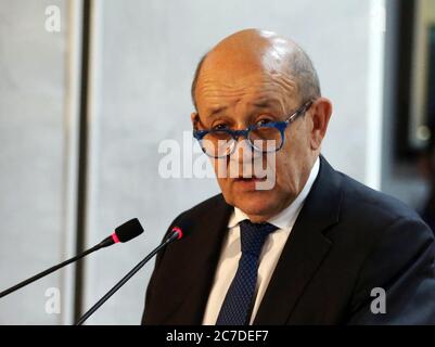 Bagdad, Irak. Juli 2020. Der französische Außenminister Jean-Yves Le Drian spricht während einer Pressekonferenz in Bagdad, Irak, am 16. Juli 2020. Der französische Außenminister Jean-Yves Le Drian kam am Donnerstag zu einem offiziellen Besuch in der irakischen Hauptstadt Bagdad an, wo er die Unterstützung seines Landes für den Irak im Krieg gegen den Islamischen Staat (IS) bestätigte. Quelle: Khalil Dawood/Xinhua/Alamy Live News Stockfoto