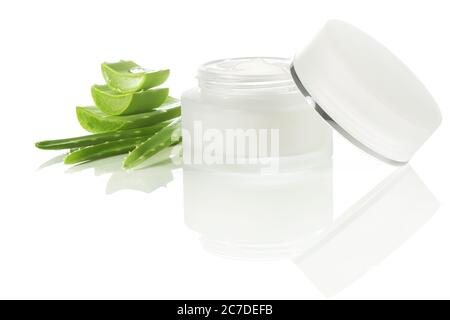 aloe Vera und Feuchtigkeitscreme isoliert auf weißem Hintergrund Stockfoto