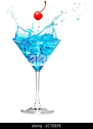 Kirsche fällt in einen blauen Cocktail spritzt isoliert auf weiß Stockfoto