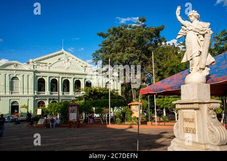 Freiheitsdenkmal im Libertad Park und Santa Ana National Theater, erbaut in den frühen 1900er Jahren, Department of Santa Ana El Salvador Mittelamerika. Stockfoto