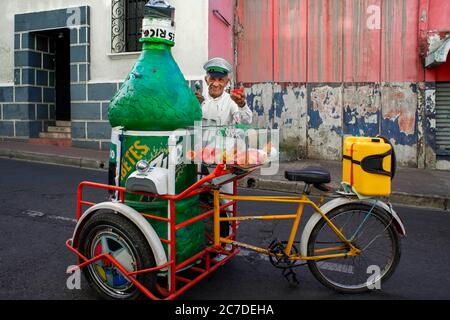 Eisverkäufer in einem Mode-Bike-Food-Stall im Libertad Park in Santa Ana Department von Santa Ana El Salvador Mittelamerika. Stockfoto