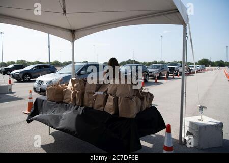 Dallas, Texas, USA. Juli 2020. Fast 45,000 Flaschen Handdesinfektionsmittel wurden in Dallas von Tito's Handmade Vodka gespendet, einem in Texas ansässigen Spirituosenunternehmen, das im März mit der Herstellung von Handdesinfektionsmitteln begann, um die Versorgung mit Desinfektionsmitteln während der Coronavirus-Pandemie zu erhöhen.Tito's hatte zuvor Handdesinfektionsmittel an Menschen in Pflegeheimen gespendet. Lebensmittelbanken und Krankenhäuser in mindestens 30 Bundesstaaten.Tito's hatte sich ursprünglich verpflichtet, 24 Tonnen Handdesinfektionsmittel zu machen, als Texans im März zum ersten Mal einen Mangel sahen. Diese Zahl hat sich auf mehr als 325 Tonnen Handdesinfektionsmittel erhöht. (Bild: © A Stockfoto