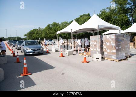 Dallas, Texas, USA. Juli 2020. Fast 45,000 Flaschen Handdesinfektionsmittel wurden in Dallas von Tito's Handmade Vodka gespendet, einem in Texas ansässigen Spirituosenunternehmen, das im März mit der Herstellung von Handdesinfektionsmitteln begann, um die Versorgung mit Desinfektionsmitteln während der Coronavirus-Pandemie zu erhöhen.Tito's hatte zuvor Handdesinfektionsmittel an Menschen in Pflegeheimen gespendet. Lebensmittelbanken und Krankenhäuser in mindestens 30 Bundesstaaten.Tito's hatte sich ursprünglich verpflichtet, 24 Tonnen Handdesinfektionsmittel zu machen, als Texans im März zum ersten Mal einen Mangel sahen. Diese Zahl hat sich auf mehr als 325 Tonnen Handdesinfektionsmittel erhöht. (Bild: © A Stockfoto