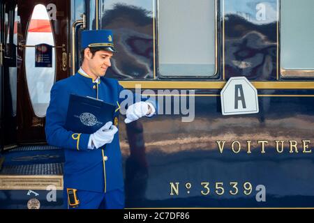 Mitarbeiter des Belmond Venice Simplon Orient Express Luxuszug stoppte am Bahnhof Venezia Santa Lucia der Hauptbahnhof in Venedig Italien. Stockfoto