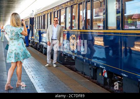 Passagiere des Luxuszuges Belmond Venice Simplon Orient Express stoppten am Bahnhof Venezia Santa Lucia, dem Hauptbahnhof in Venedig I Stockfoto