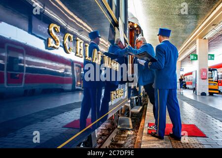 Passagiere des Luxuszuges Belmond Venice Simplon Orient Express stoppten am Bahnhof Venezia Santa Lucia, dem Hauptbahnhof in Venedig I Stockfoto