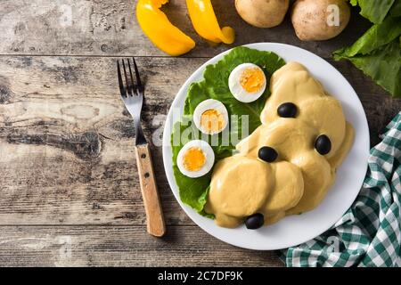 Traditionelle peruanische Papa a la huancaina auf Holztisch Stockfoto