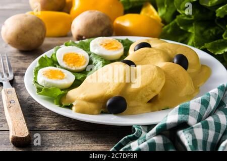 Traditionelle peruanische Papa a la huancaina auf Holztisch Stockfoto