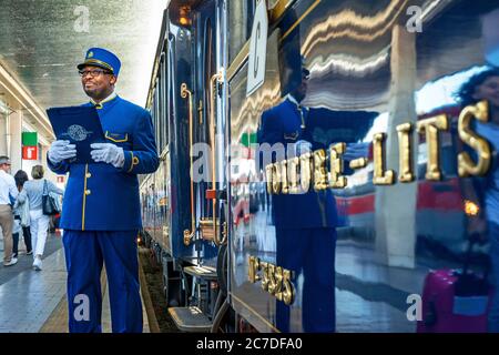 Mitarbeiter des Belmond Venice Simplon Orient Express Luxuszug stoppte am Bahnhof Venezia Santa Lucia der Hauptbahnhof in Venedig Italien. Stockfoto