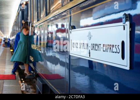 Passagiere des Luxuszuges Belmond Venice Simplon Orient Express stoppten am Bahnhof Venezia Santa Lucia, dem Hauptbahnhof in Venedig I Stockfoto