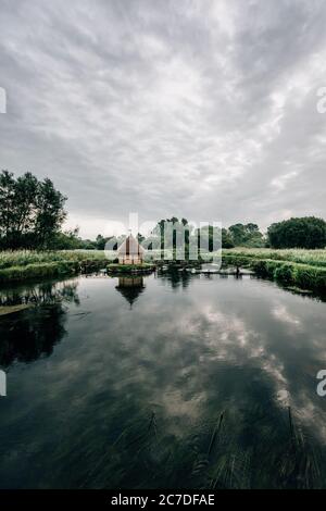 Aalfallen und eine kleine reetgedeckte Fischerhütte am Fluss Test, in der Nähe von Longstock Village, Hampshire (Hants), England, Großbritannien Stockfoto