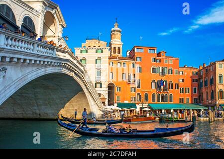 Rialtobrücke. Gondeln, mit Touristen, auf dem Canal Grande, neben der Fondamenta del Vin, Venedig, UNESCO, Venetien, Italien, Europa Stockfoto