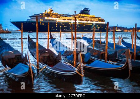 Pulmantour große Kreuzfahrt Sonnenaufgang in Venedig mit Blick vom Markusplatz in Richtung San Giorgio Maggiore. Pullmantur Horizon Kreuzfahrtschiff vorbei an San Stockfoto