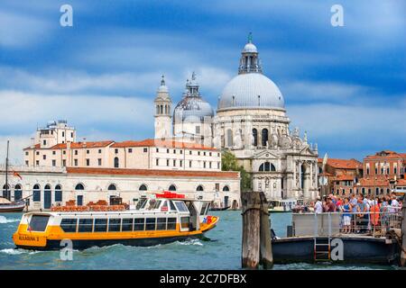 Vaporettos Gondolas, mit Touristen, auf der San Marco Gondelhaltestelle neben der Basilika Santa Maria della Salud, Venedig, UNESCO, Venetien, Italien, Euro Stockfoto