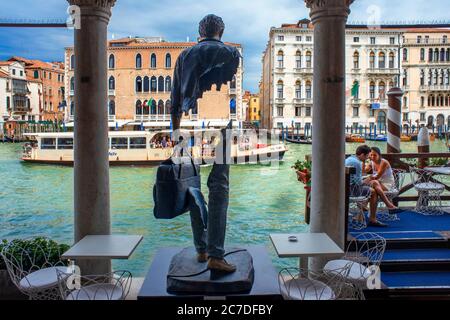 Bleu de Chine des Künstlers Bruno Catalano auf der Terrasse des Sina Centurion Palace Hotels mit Blick auf den Canal Grande, Venedig, Italien Stockfoto