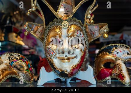 Kunstvolle Karnevalsmaske unter bunten Federn in Venedig, Italien. Eine Ausstellung von Maskerade Ball Masken und venezianische Maske auf Verkauf in Bardolino Gardasee Ve Stockfoto