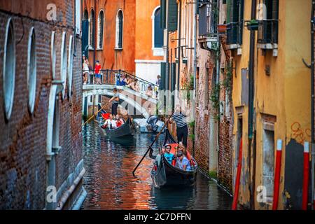 Gondoliere in kleinen Kanälen. Gondeln, mit Touristen, auf dem Canal Grande, Venedig, UNESCO, Venetien, Italien, Europa Stockfoto