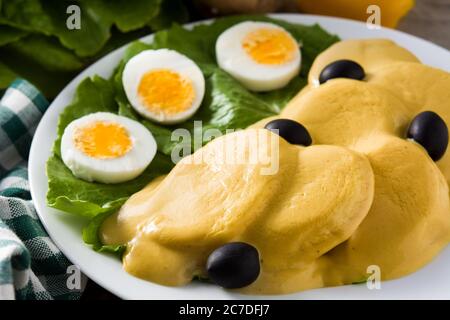 Traditionelle peruanische Papa a la huancaina auf Holztisch Stockfoto