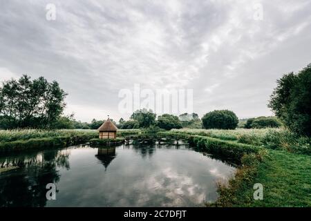 Aalfallen und eine kleine reetgedeckte Fischerhütte am Fluss Test, in der Nähe von Longstock Village, Hampshire (Hants), England, Großbritannien Stockfoto