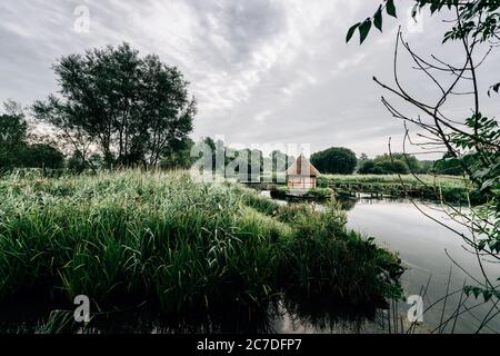 Aalfallen und eine kleine reetgedeckte Fischerhütte am Fluss Test, in der Nähe von Longstock Village, Hampshire (Hants), England, Großbritannien Stockfoto