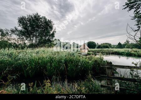 Aalfallen und eine kleine reetgedeckte Fischerhütte am Fluss Test, in der Nähe von Longstock Village, Hampshire (Hants), England, Großbritannien Stockfoto