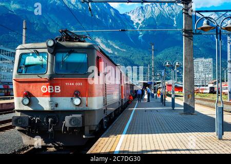 Passagiere des Belmond Venice Simplon Orient Express Luxuszug stoppte am Hauptbahnhof Innsbruck Bahnhof Hauptbahnhof die Central Railway St Stockfoto