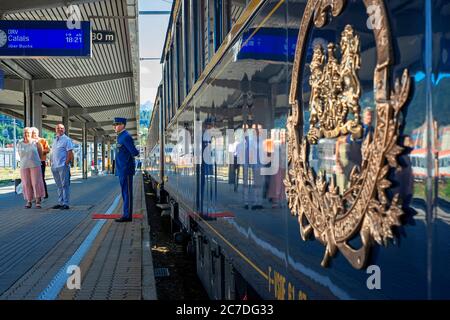 Passagiere des Luxuszuges Belmond Venice Simplon Orient Express stoppten am Bahnhof Venezia Santa Lucia, dem Hauptbahnhof in Venedig I Stockfoto