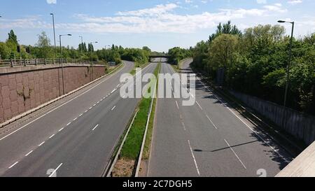 Camberley, Surrey, Großbritannien - 26. April 2020: Eine leere Straße in Südengland, da die erste Covid-19-Sperre weitergeht Stockfoto