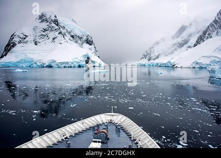 Kreuzfahrt zwischen der Forschungsbasis Wernadsky, der ukrainischen Antarktisstation und der Station Almirante Brown Argentinische Sommerbasis auf der Antarktischen Halbinsel A Stockfoto