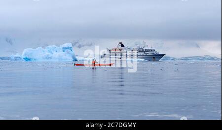 Kajakfahren in der Wilhelmina Bay Landschaft bei Sunrice in der Antarktis, Polarregionen Siebter Kontinent. Der RCGS Resolute One Ocean Navigator, ein fünf-Sterne-po Stockfoto
