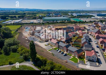 Luftaufnahme von neuen Häusern, die von Taylet Wimpy in Bridgwater, Somerset UK gebaut werden. Stockfoto