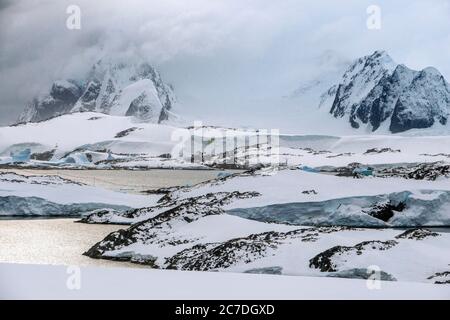 Landschaft in der Nähe der Vernadsky-Forschungsbasis, ukrainische Antarktisstation am Marina Point auf der Insel Galindez auf den Argentinischen Inseln, Antarktis. Stockfoto