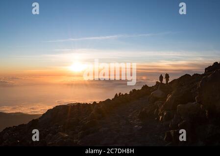 Sonnenuntergang auf dem Wanderweg auf den Teide auf Teneriffa, Kanarische Inseln, Spanien Stockfoto