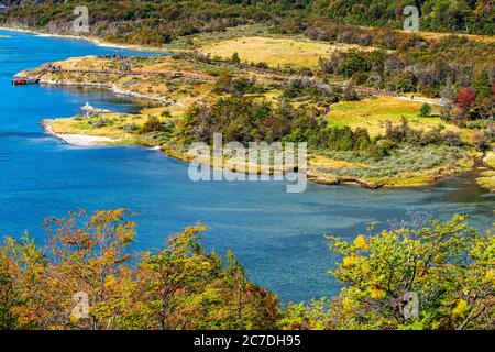 Aussichtspunkt und Wanderweg der Insel, Paseo de la isla entlang des Flusses Lapataia im Tierra del Fuego Nationalpark, Patagonien, Argentinien Stockfoto