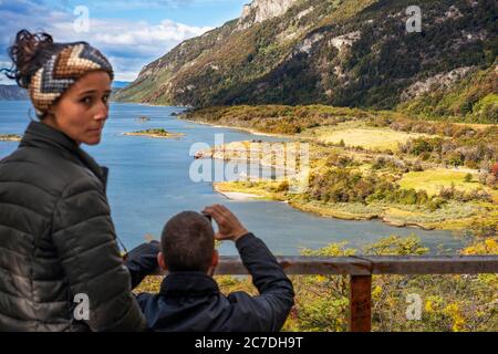 Aussichtspunkt und Wanderweg der Insel, Paseo de la isla entlang des Flusses Lapataia im Tierra del Fuego Nationalpark, Patagonien, Argentinien Stockfoto