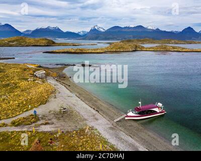 Drohnenansicht von Bridges Island, Isla Bridges im Beagle-Kanal vor Ushuaia, Feuerland, Patagonien, Argentinien, Südamerika Stockfoto