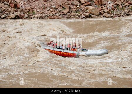 USA, Utah, Canyonlands National Park, ein 18' Ruderboot fährt durch die Big Drop II Rapid im Cataract Canyon auf dem Colorado River. Der Durchflusswert betrug 51,000 cfs. Stockfoto