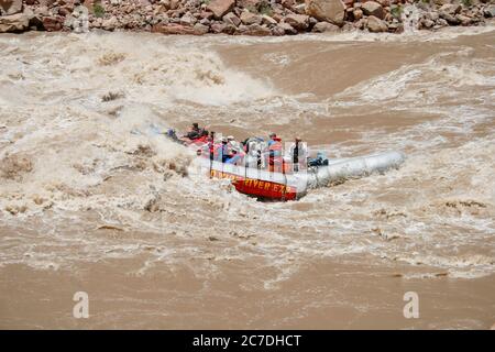 USA, Utah, Canyonlands National Park, EIN 33' S-Rig Floß fährt durch den Big Drop II Rapid im Cataract Canyon auf dem Colorado River. Der Durchflusswert betrug 51,000 cfs. Stockfoto