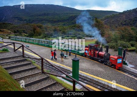 Ende der Welt Dampfzug FCAF Ferrocarril Austral Fueguino im Nationalpark Tierra del Fuego, Ushuaia, Argentinien. Dies ist die südlichste Eisenbahn in der Stockfoto