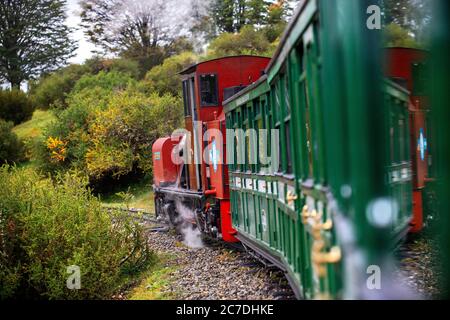 Ende der Welt Dampfzug FCAF Ferrocarril Austral Fueguino im Nationalpark Tierra del Fuego, Ushuaia, Argentinien. Dies ist die südlichste Eisenbahn in der Stockfoto