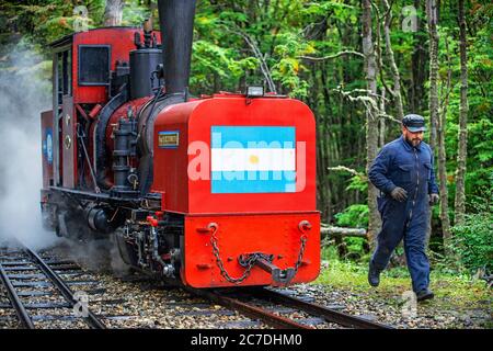 Ende der Welt Dampfzug FCAF Ferrocarril Austral Fueguino im Nationalpark Tierra del Fuego, Ushuaia, Argentinien. Dies ist die südlichste Eisenbahn in der Stockfoto