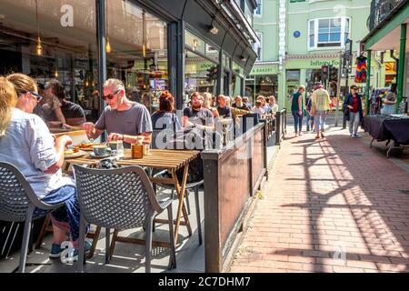 Brighton UK 16. Juli 2020: Pubs und Cafés im Stadtzentrum von Brighton scheinen nach der Covid-19-Sperre wieder in Betrieb zu sein. Kredit: Andrew Hasson/Alamy Live Nachrichten Stockfoto