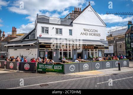 Brighton UK 16. Juli 2020: Pubs und Cafés im Stadtzentrum von Brighton scheinen nach der Covid-19-Sperre wieder in Betrieb zu sein. Kredit: Andrew Hasson/Alamy Live Nachrichten Stockfoto