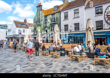 Brighton UK 16. Juli 2020: Pubs und Cafés im Stadtzentrum von Brighton scheinen nach der Covid-19-Sperre wieder in Betrieb zu sein. Kredit: Andrew Hasson/Alamy Live Nachrichten Stockfoto