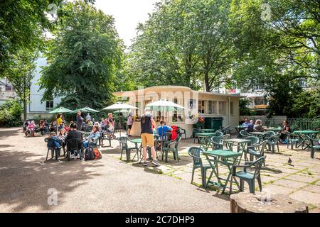 Brighton UK 16. Juli 2020: Pubs und Cafés im Stadtzentrum von Brighton scheinen nach der Covid-19-Sperre wieder in Betrieb zu sein. Kredit: Andrew Hasson/Alamy Live Nachrichten Stockfoto